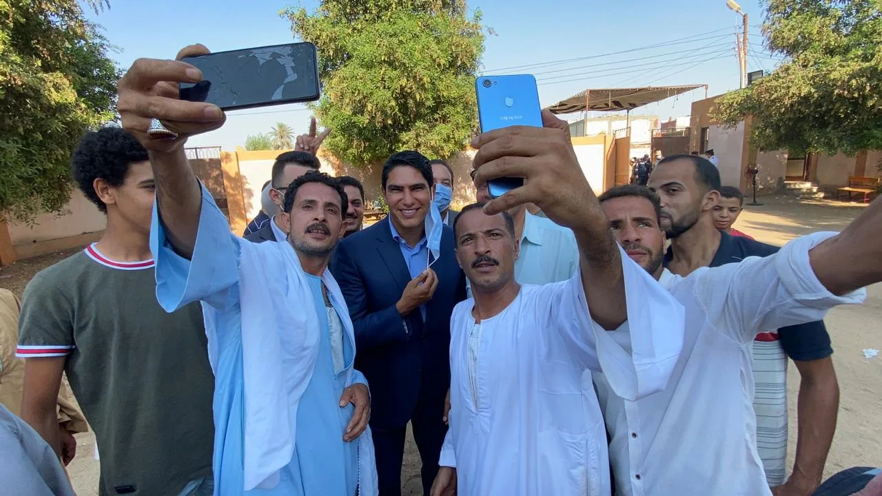سيلفي الجلابية.. أحمد أبوهشيمة يحصل على سيلفي الجلابية مع الصعايدة في بني سويف