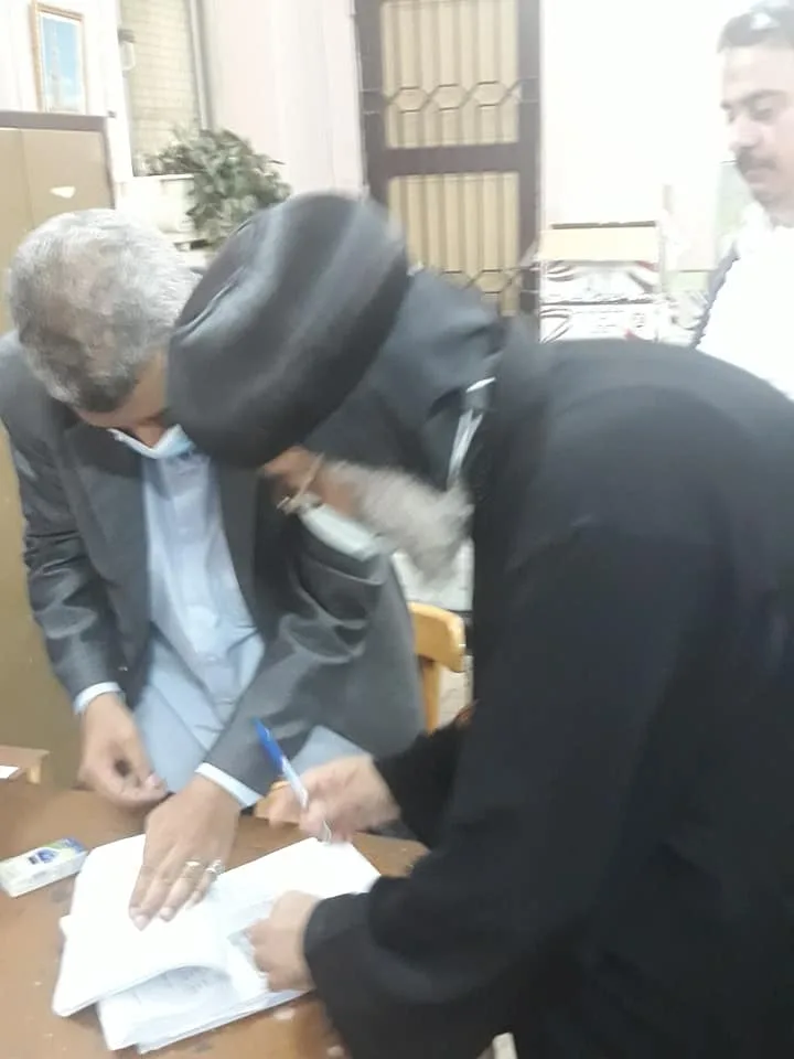 رسالة قوية لشعب الكنيسة.. الأنبا رافائيل يدلي بصوته في انتخابات مجلس الشيوخ (صور)
