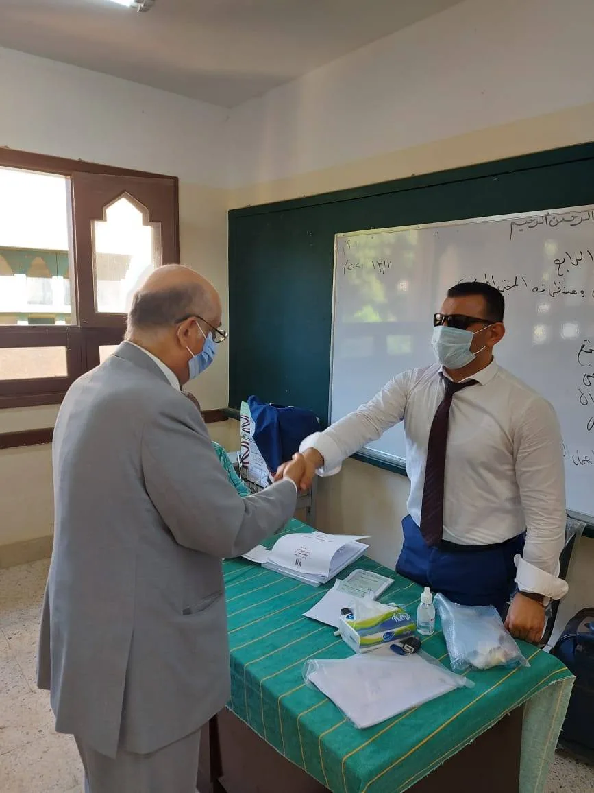خليكوا ايجابيين.. مرشح من أجل مصر حسانين توفيق بعد الإدلاء بصوته (صور)