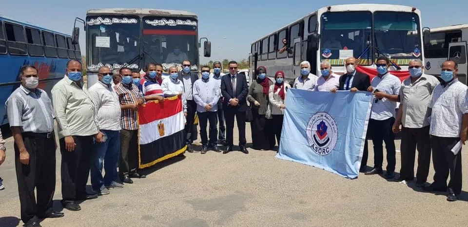 كلنا ايد واحدة.. أتوبيسات "أسيوط لتكرير البترول" تُسهل نقل العمال للجان انتخابات مجلس الشيوخ (صور)