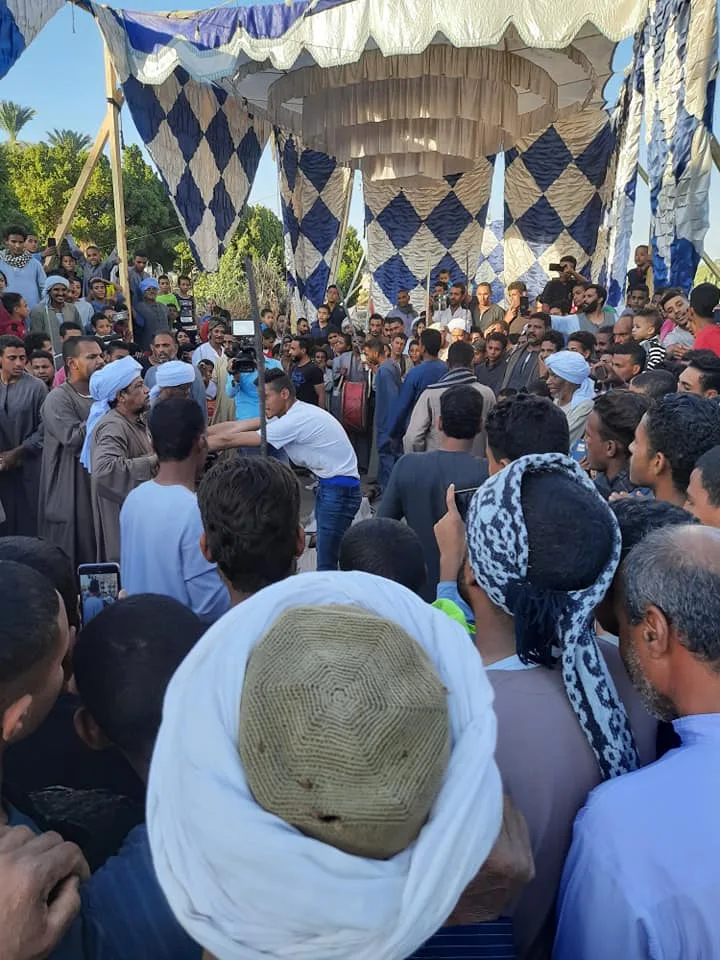 تشبه طقوس الشيعة .. «الرفاعية» تحتفل بالمولد النبوي بـ«السيوف والخناجر» (فيديو)