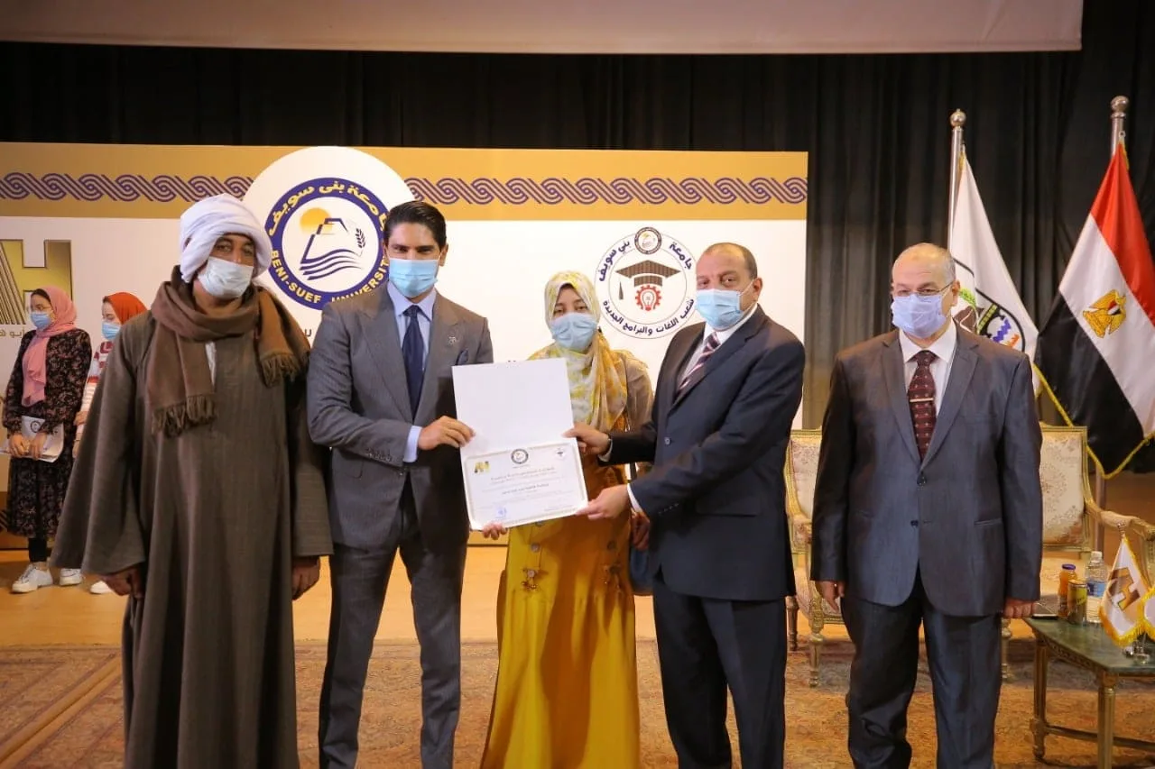 أحمد أبو هشيمة ورئيس جامعة بني سويف يسلمان أبناء الشهداء والمتفوقين 23 منحة دراسية