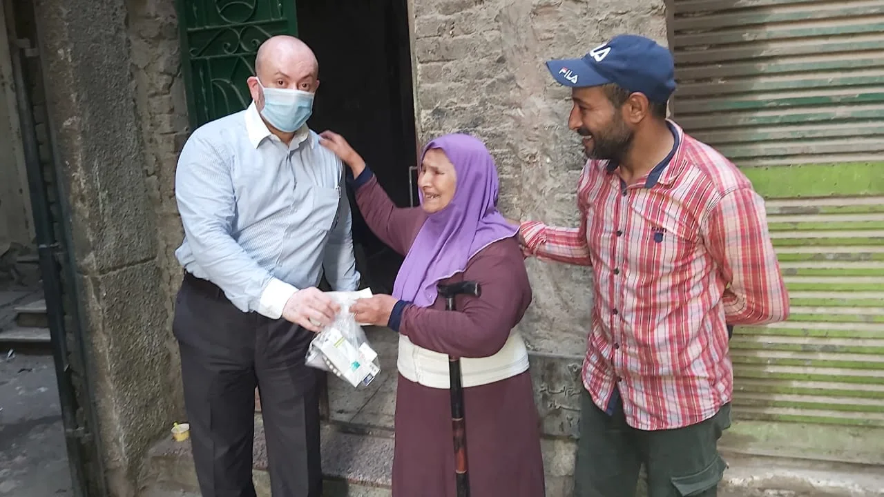 انتوا نور عينيا .. "السيسي" يفي بوعده ويُعالج سيدة مريضة استوقفته أثناء جولته بـ شرق القاهرة