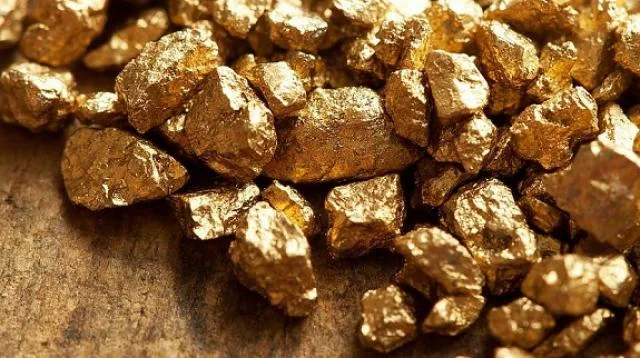 ضبط سيارتين محملتان بـ8 أطنان من أحجار الذهب في أسوان