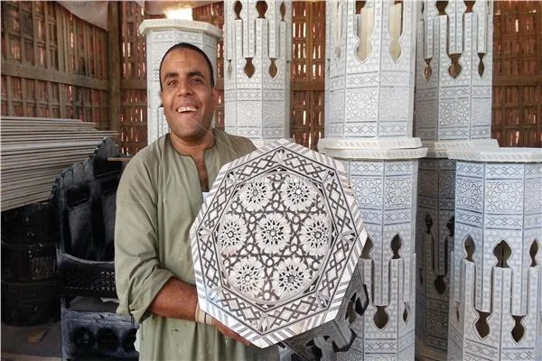 تبهر العالم بالمشغولات الصدفية .. "ساقية المنقدي" قرية مصرية عظيمة لا تعرف البطالة (صور)