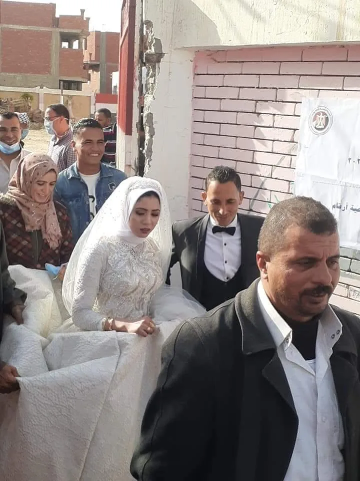 "واجب وطني".. عروسان يدليان بصوتهما في الانتخابات البرلمانية بالزقازيق