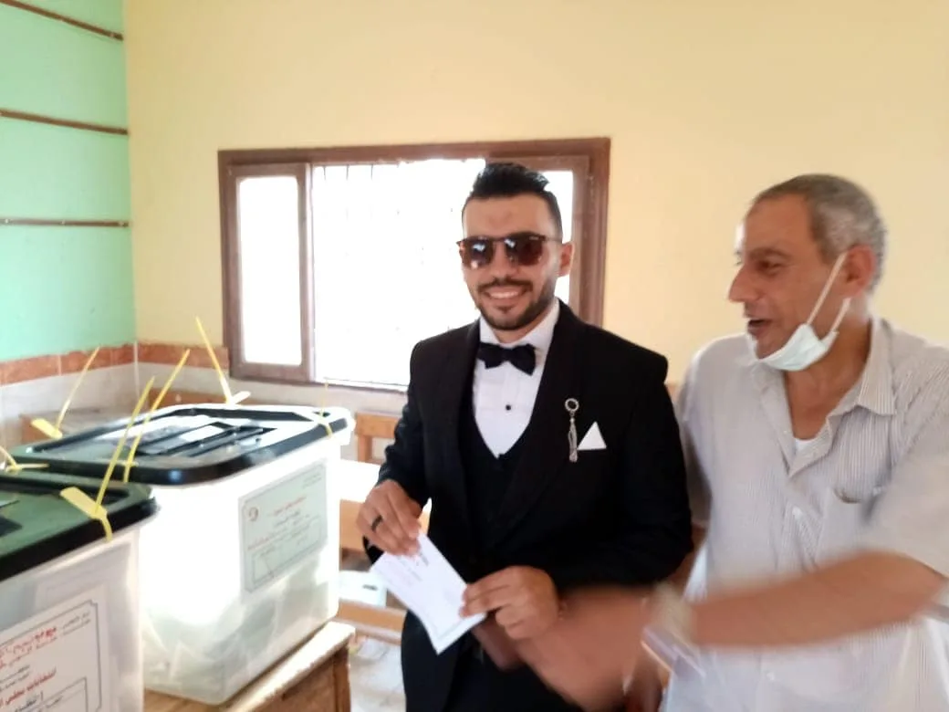 زفة فرح داخل لجنة انتخابية في الشرقية.. ومرشح القائمة: نورت يا عريس (صور)