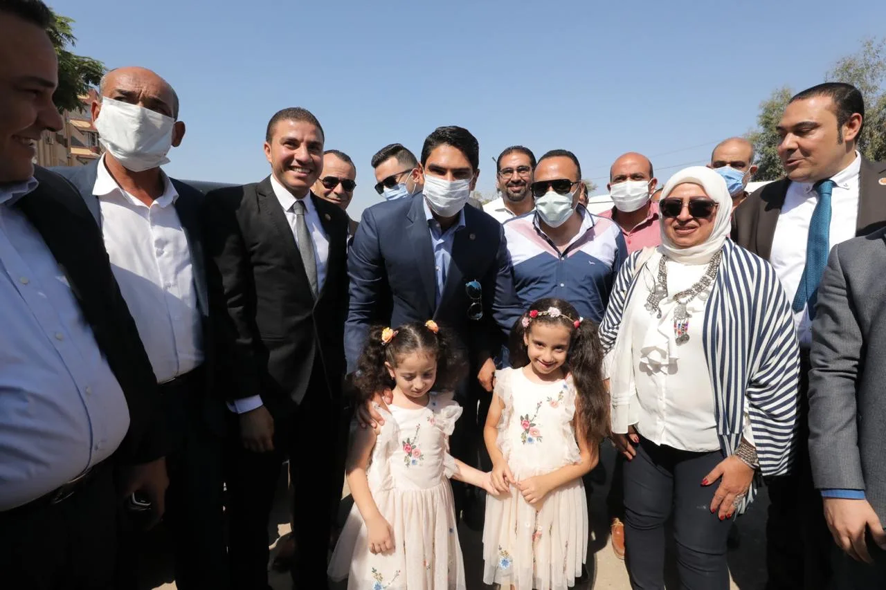 راعي الطفولة.."أبو هشيمة" يصر علي التقاط صورا مع فتيات صغيرات ببني سويف