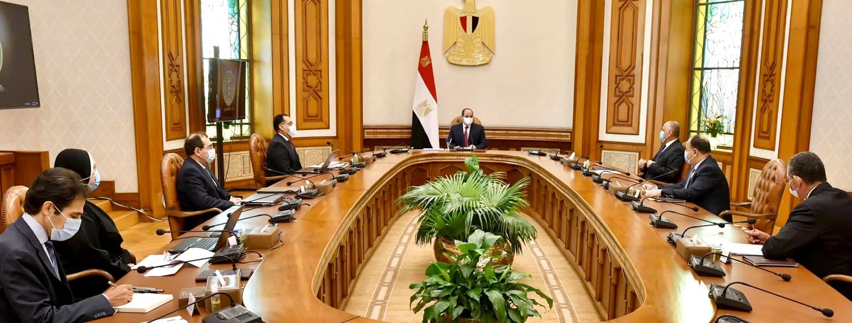 "بحوافز نقدية".. الرئيس السيسي يستعرض البرنامج القومي لتحويل السيارات للغاز الطبيعي