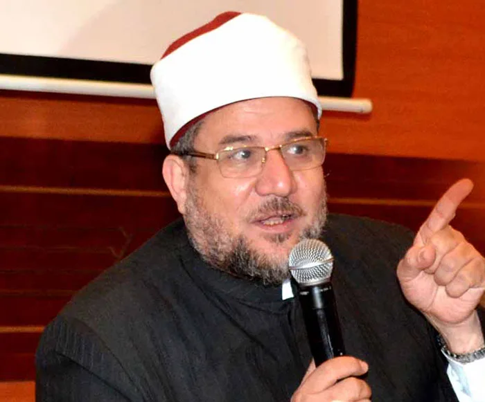 وزير الأوقاف: أداء المصاب بكورونا الصلاة في المسجد حرام شرعاً