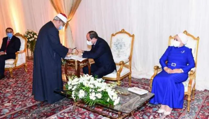 السيسي وكيلا للعروس... الرئيس يشهد عقد قران أبنة صديقه برفقة زوجته