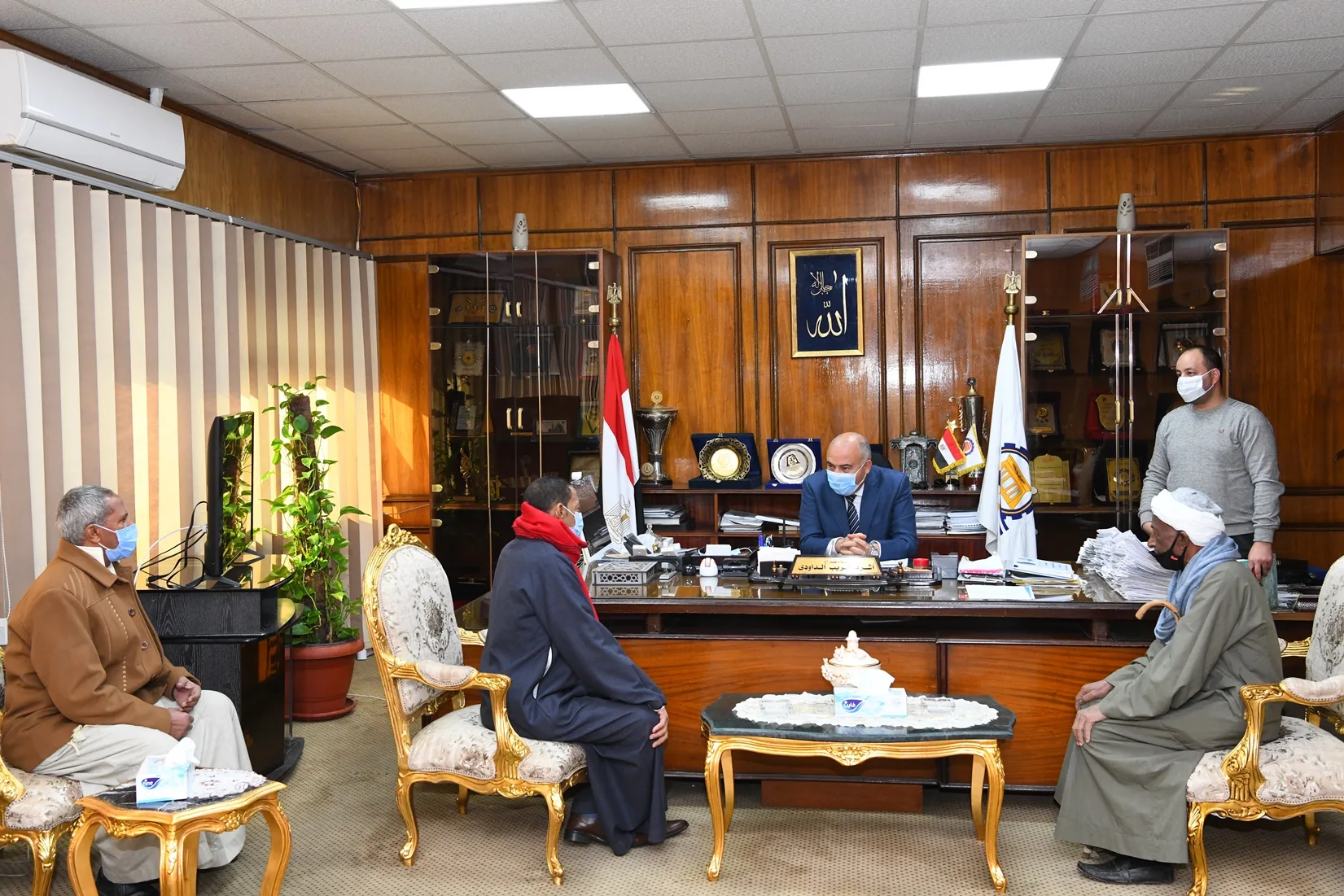 "هنحلها مع بعض".. محافظ قنا والقيادات التنفيذية يستقبلون المواطنين للاستماع الى شكواهم