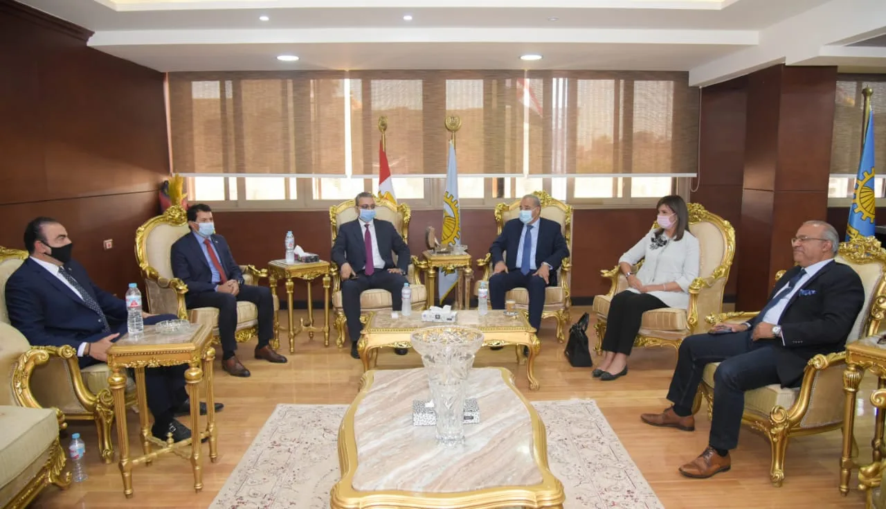 3 وزراء يحتفلون بـ"إنجار" لمهاجر مصري بعد افتتاحه نادي رياضي بطنطا (صور)