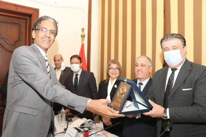 الوطنية للصحافة تكرم الكاتب الصحفي طارق التهامي عضو مجلس الشيوخ
