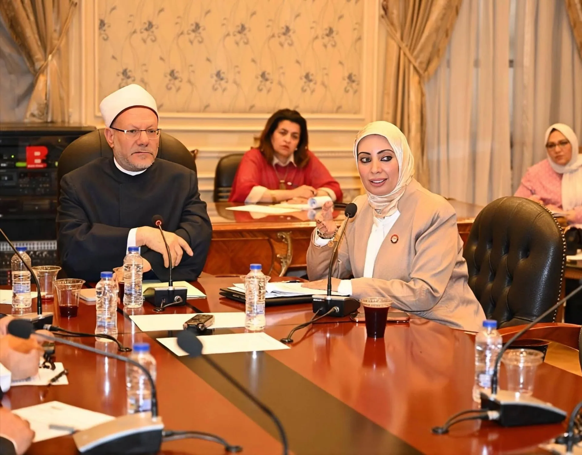 النائبة بسمة هنداوي تستعرض استراتيجية "الإدارة الذكية" لمساجد آل البيت أمام لجنة الشئون الدينية بمجلس الشيوخ