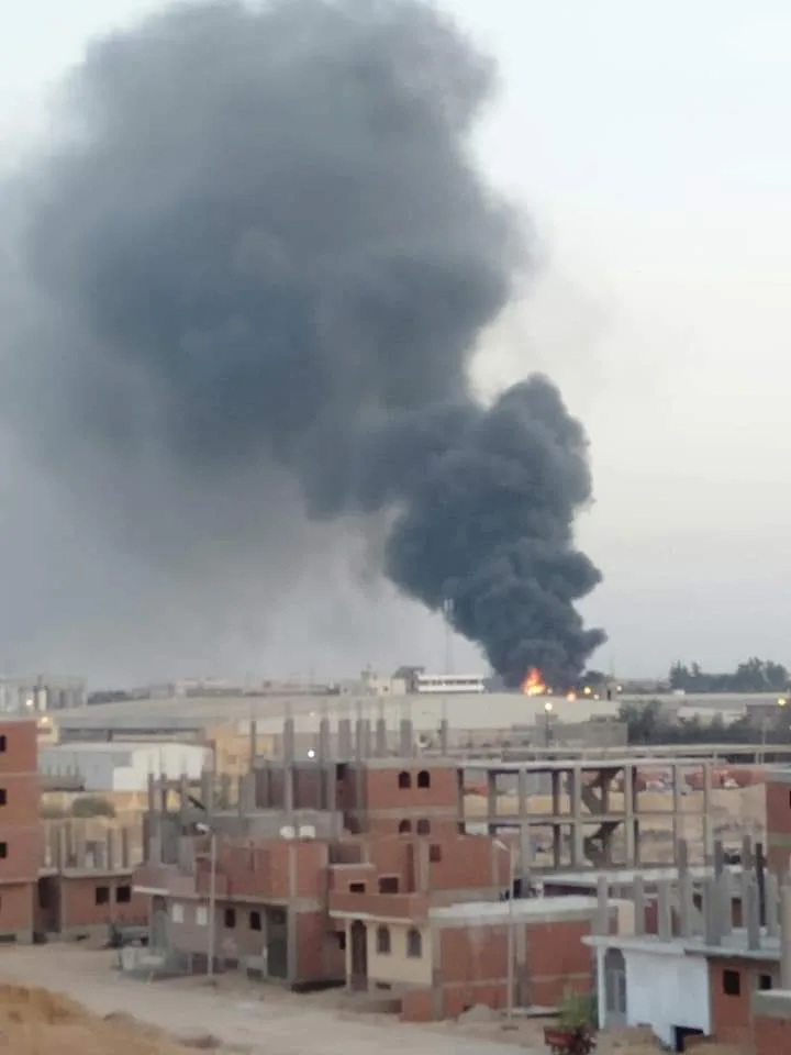 ربنا يسلم.. أمن "المنوفية" يسيطر على حريق هائل في مصنع بويات بـ"السادات"