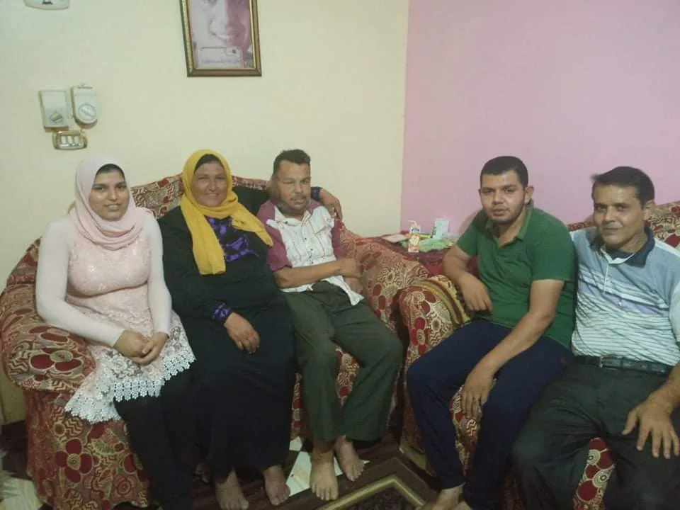 يحدث بمصر فقط .. بيت الزكاة والصدقات يتكفل بنفقات طالبة بيع الأحذية