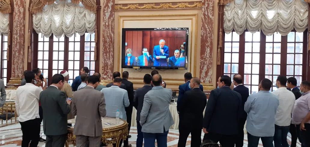 موبايل ونزع كمامة وفرهدة بعد ساعتين برلمان .. الإنتظار يُزعج أعضاء الشيوخ الجدد