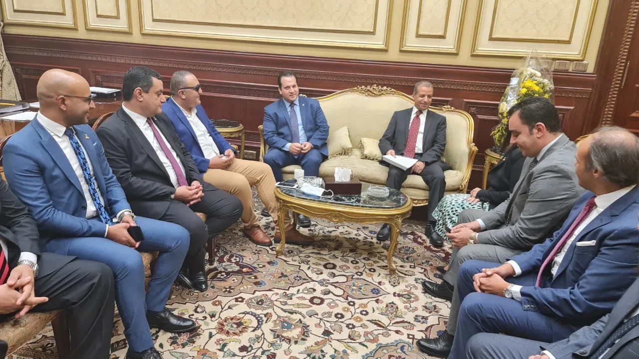 نواب تنسيقية شباب الأحزاب يلتقون الأمين العام لمجلس الشيوخ