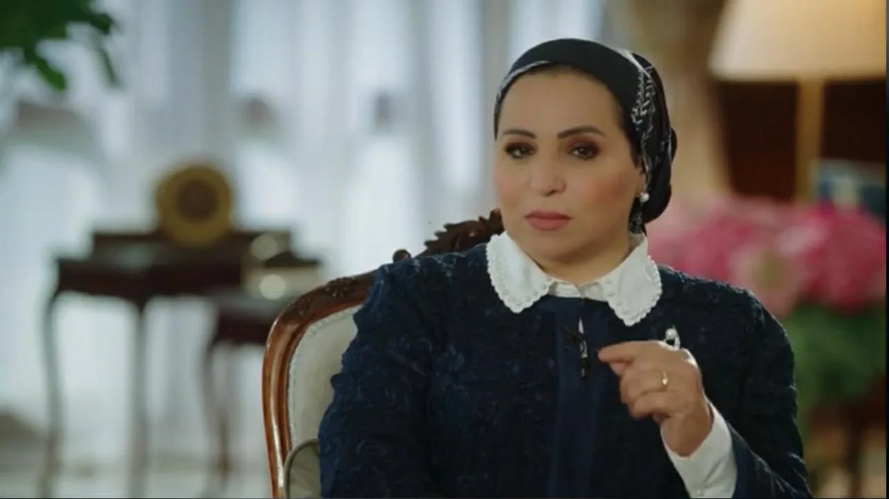 انتصار السيسي: "مكنتش بعرف أعمل أكل .. والرئيس كان بيساعدني"