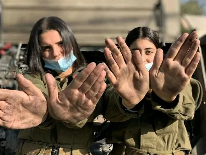 "بنات الصهاينة الفافي".. متحدث جيش الاحتلال يباهي بمجندات إسرائيل المتسخة ايديهن