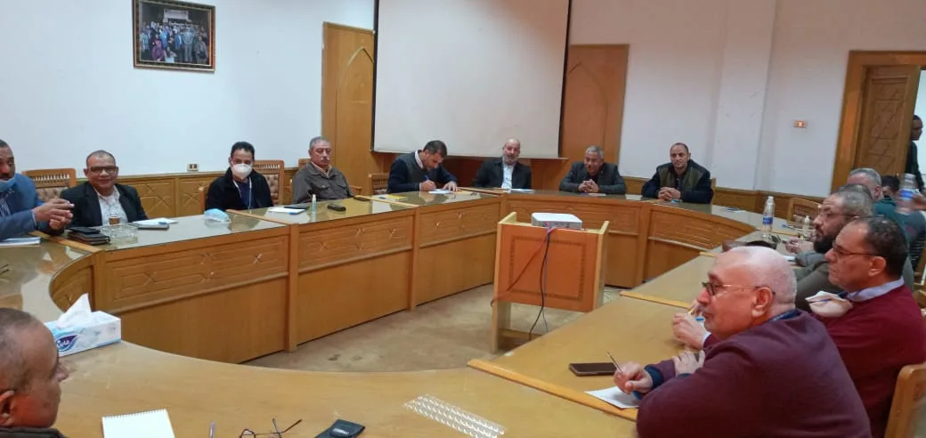 إجتماع ثلاثي.. نقابة العاملين بالبناء والأخشاب تناقش مشكلات قطاع الأسمنت 