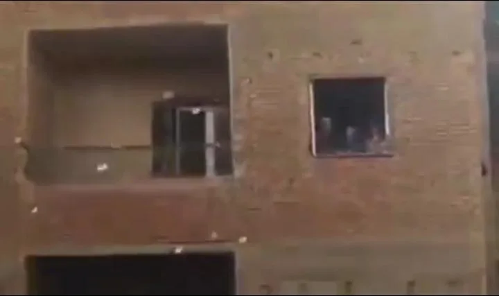"استحلى اللعبة".. مهندس بترول الجيزة يبث فيديو جديد وهو يلقي أمواله من شرفة منزله