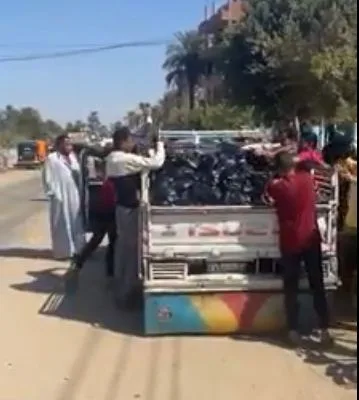 اضحك مع الانتخابات.. مندوب يسطو على سيارة منافسين: "تعالوا خدوا شنط مستقبل وطن.. حسام وجمال" (فيديو)