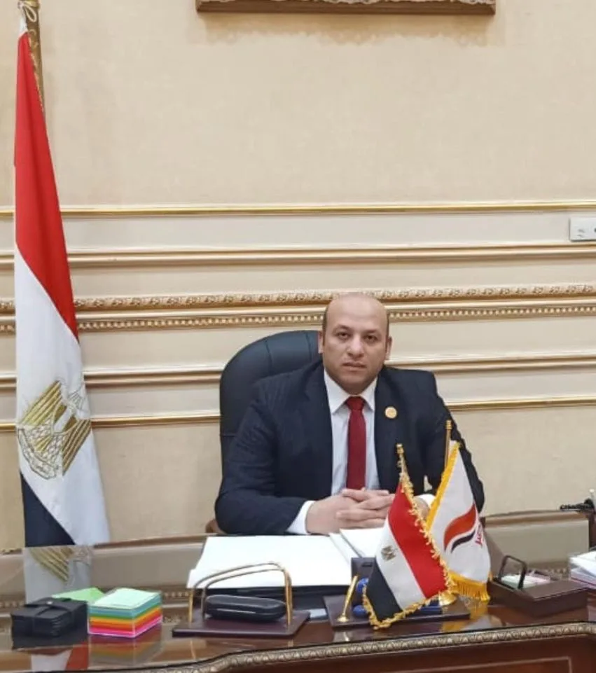 لماذا يتعمد عضو "حقوق الإنسان بالبرلمان" تصوير فقراء دائرته أثناء منحهم مساعدات؟ (التفاصيل بالصور)