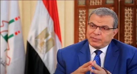 خلال زيارته .. وزير القوي العاملة يسلم 10 شهادات امان في قنا