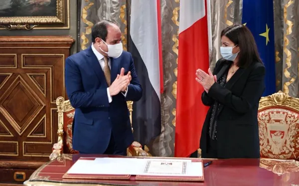 عمدة باريس ترحب بالرئيس السيسي وتبحث معه سبل القضاء على الإرهاب