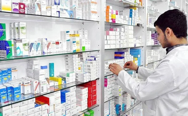 الحكومة تكشف حقيقة وجود نقص في أدوية الأمراض المزمنة بـ"التأمين الصحي"