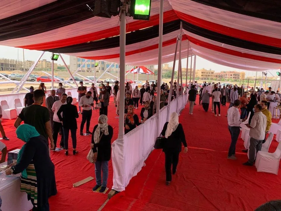 "صور"... إقبال كثيف من الناخبين داخل لجان الإقتراع بمحافظة القاهرة