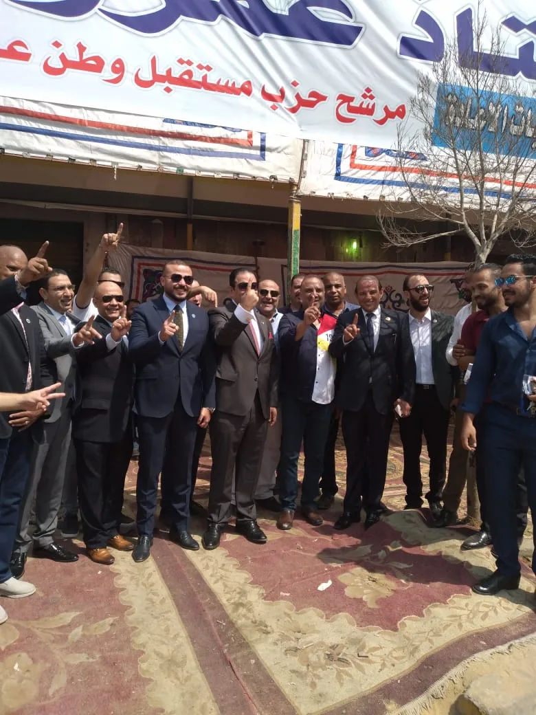 أسفل لافتة مرشح "مستقبل وطن" بالجيزة.. قيادات الحزب يرفعون رقم (1) ورأية النصر (صور)