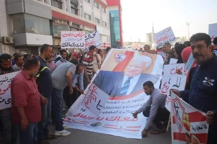 ياجبل مايهزك ريح.. وقفة تضامنية من عمال وموظفي الزمالك لدعم مرتضى منصور (التفاصيل)