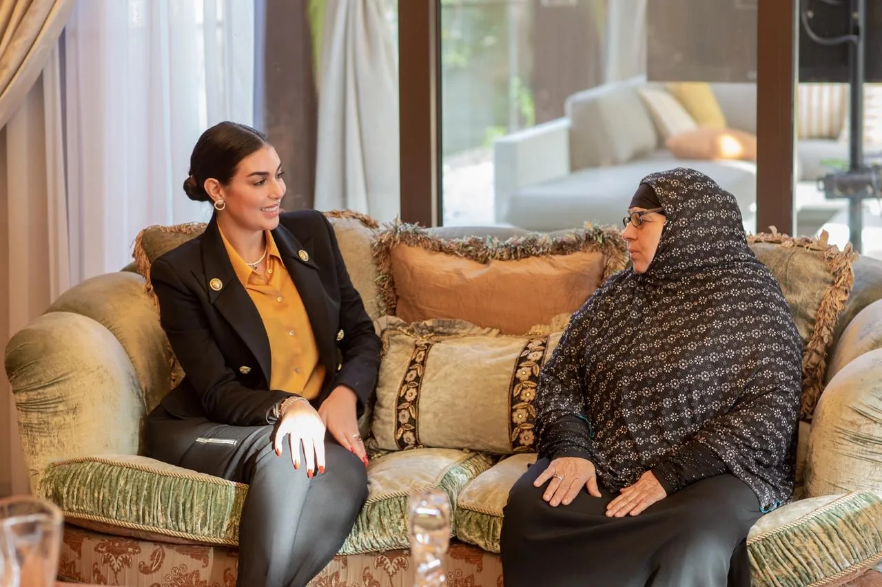 رحم الله من أكرم مسكينًا.. الفنانة ياسمين صبري تستقبل سيدة المطر في منزلها